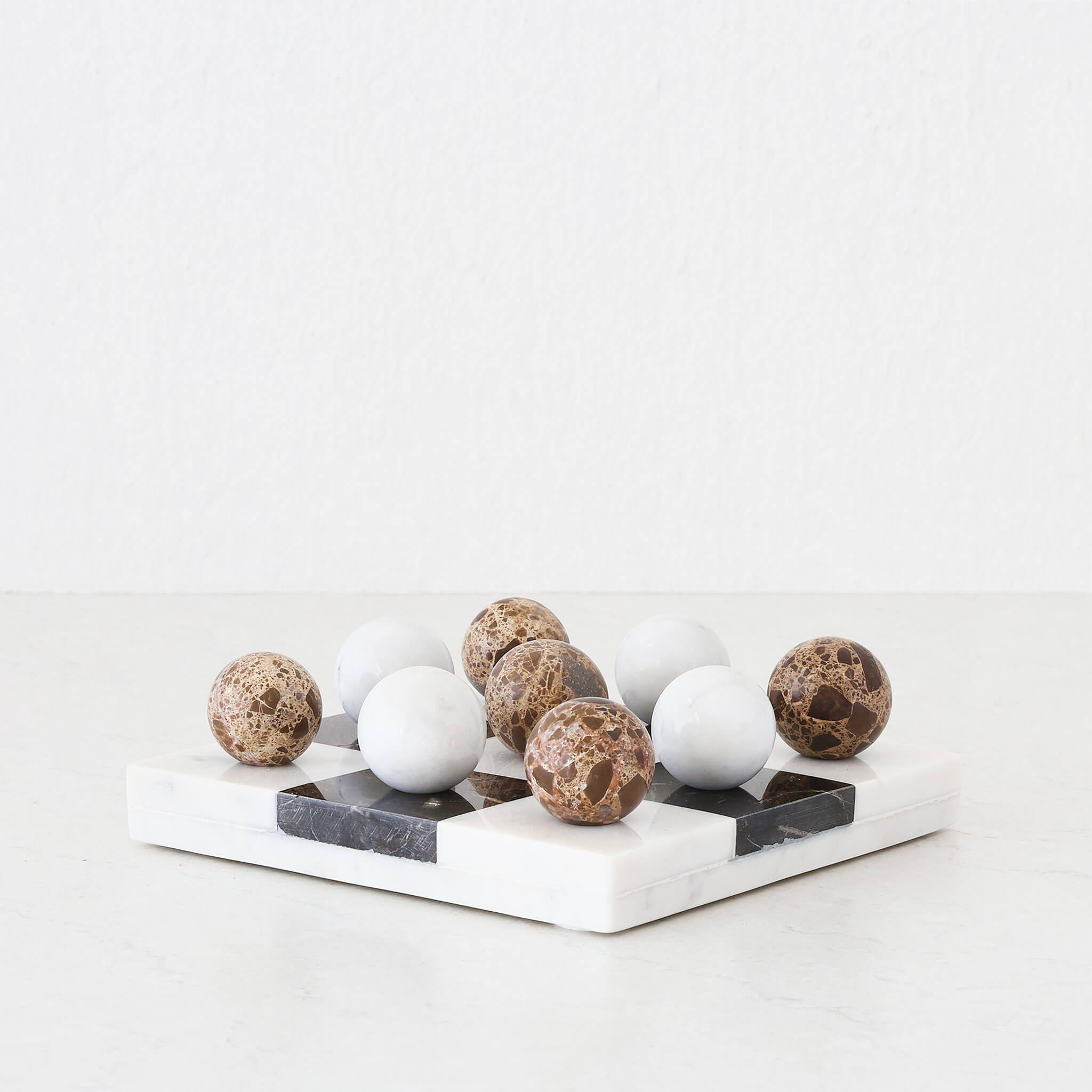 Gioco Marble Tic Tac Toe Game – Fawn + Black + White Marble