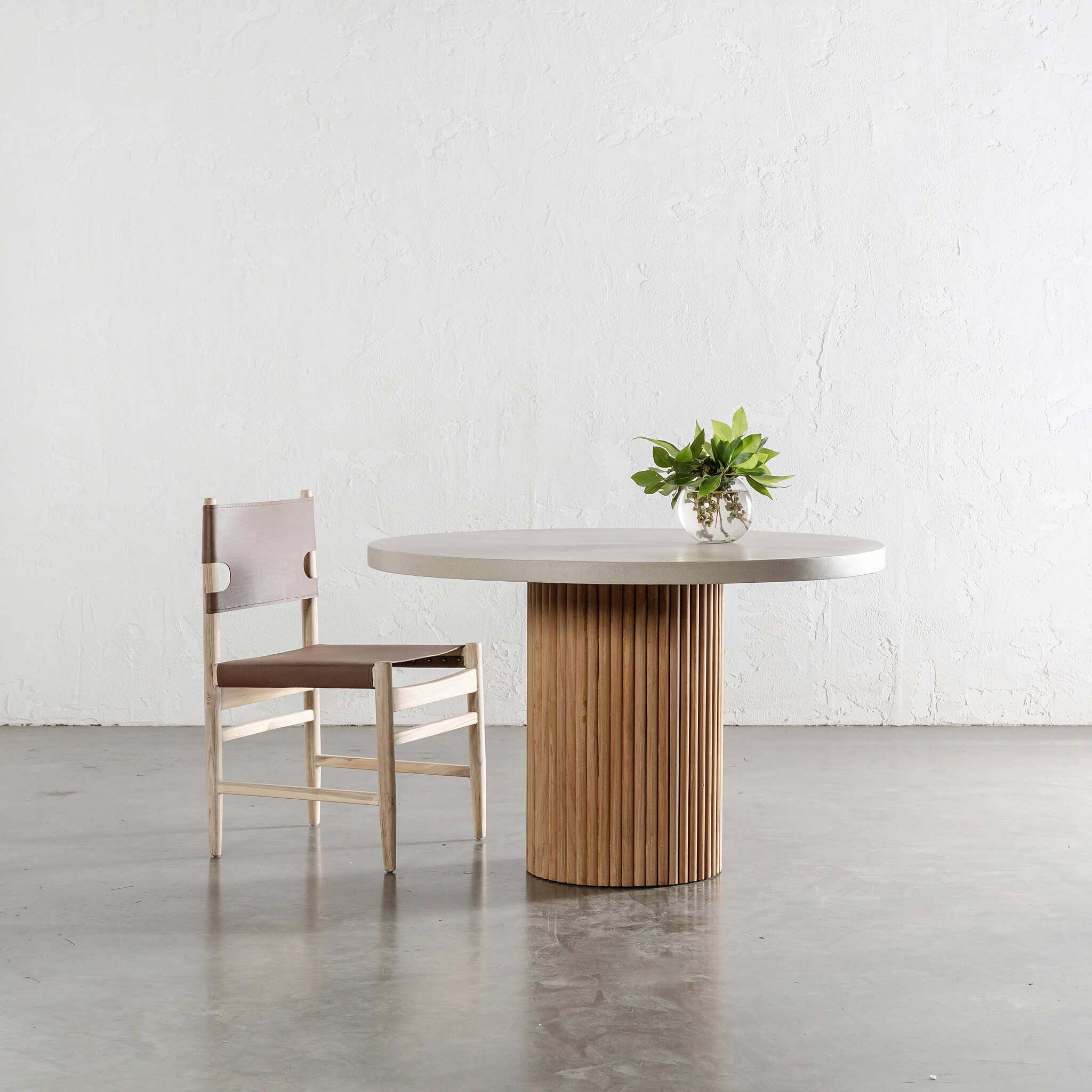 Aria Vitolo Pillar Round Dining Table – 120cm